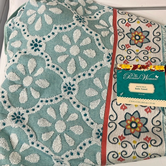 Pioneer woman bath towel - Picture 1 of 2